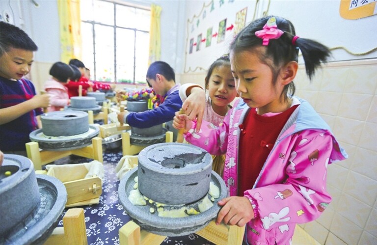 石磨坊,纺织纺等场所,在充满童趣的氛围中,以游戏的方法,让幼儿亲身