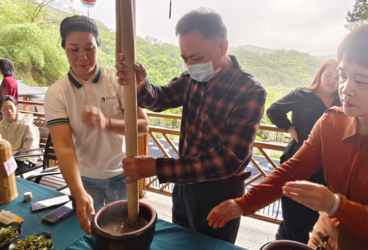 游客在东源县万绿客家驿站体验手工擂茶制作 肖斌 摄