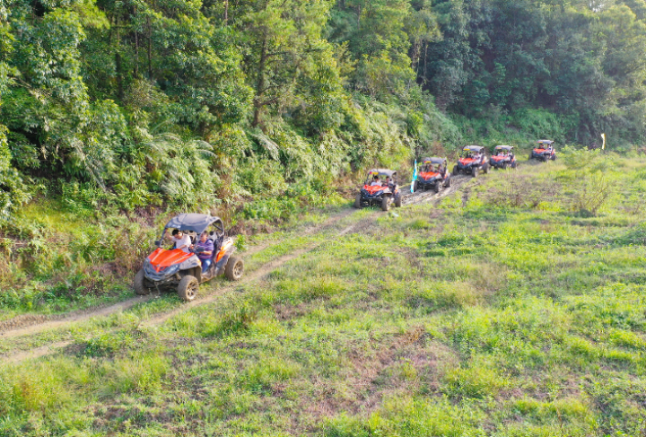 游客在紫金县柏埔镇永丰村的小村之春民宿体验丛林越野 肖斌 摄