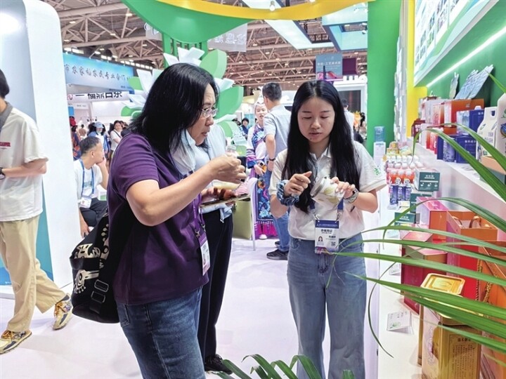 在第二十一届中国（深圳）国际文化产业博览交易会东源馆内，游客们饶有兴致地品尝“柳上美人”品牌的“以花之茗”花茶系列与“鸳鸯挂耳”茶咖系列。  杨坚 摄