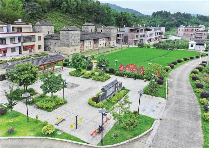 群丰村古建筑选安楼附近，建设有党建文化长廊、小公园等基础设施。