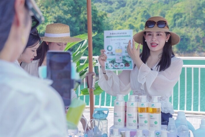 7月8日,万绿湖生态系列产品发布会现场,相关产品通过线上直播进行销售。 7月8日,万绿湖生态系列产品发布会现场,相关产品通过线上直播进行销售。