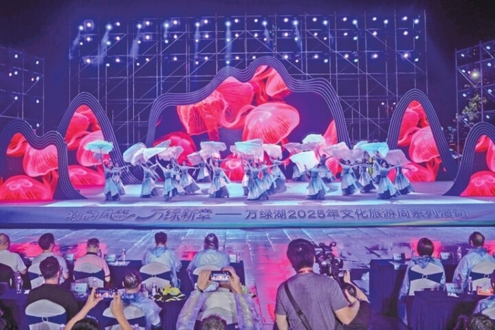 7月12日晚,万绿湖2025年文化旅游周主题晚会在万绿湖风景区游客广场上演,给市民、游客带来一场融合生态之美与人文之韵的视听盛宴。 7月12日晚,万绿湖2025年文化旅游周主题晚会在万绿湖风景区游客广场上演,给市民、游客带来一场融合生态之美与人文之韵的视听盛宴。