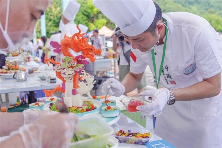 7月6日,在万绿湖风景区广场举行的东源县首届“万绿湖鲜 厨艺争‘鲜’”厨王争霸赛决赛环节,30位河源大厨以万绿湖生态河鲜为食材,同台竞技展厨艺。 7月6日,在万绿湖风景区广场举行的东源县首届“万绿湖鲜 厨艺争‘鲜’”厨王争霸赛决赛环节,30位河源大厨以万绿湖生态河鲜为食材,同台竞技展厨艺。