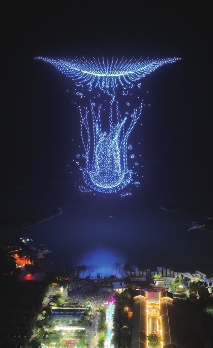 7月9日至15日举行的“万里挑一·星河入湖”无人机灯光秀,桃花水母等万绿湖珍稀生物形象展示引人瞩目。 7月9日至15日举行的“万里挑一·星河入湖”无人机灯光秀,桃花水母等万绿湖珍稀生物形象展示引人瞩目。