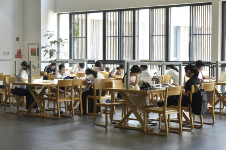 读者在市图书馆享受阅读时光