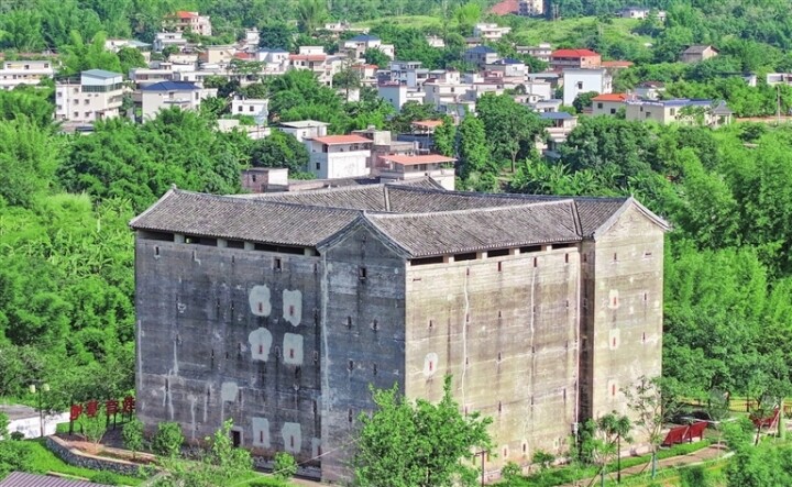 龙川县丰稔镇黄岭碉楼在上级部门和村民的重视保护下，已成为展示黄岭村人文历史的重要窗口。  冯晓铭 摄