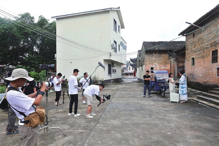 短剧《南园屋檐》在南园古村开拍。 冯晓铭 摄