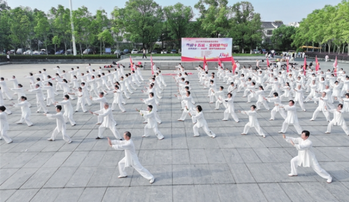太极健身爱好者的招式行云流水  冯晓铭 摄