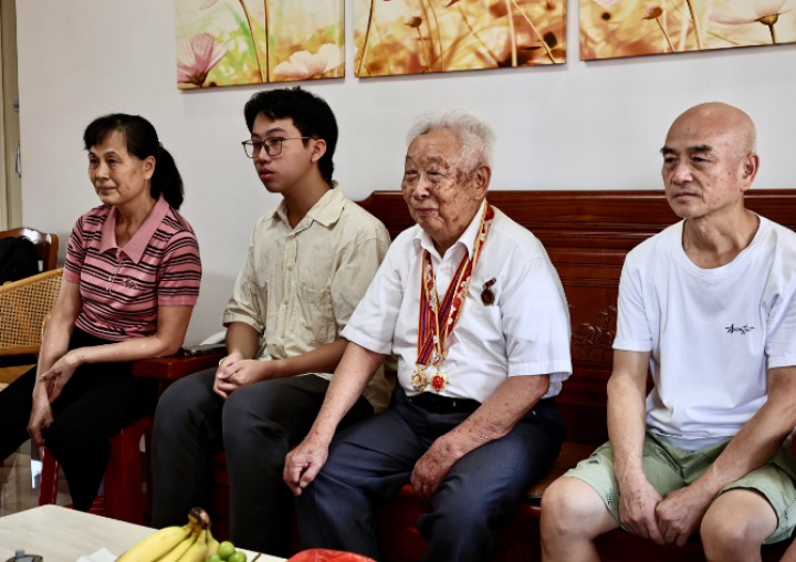 93岁老兵许基与家人一同观看九三阅兵直播