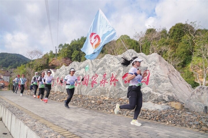 今年3月，东源县康禾镇的“‘步’同凡响，‘泉’力以赴”温泉季徒步活动，近2000名徒步爱好者传递生态保护理念。