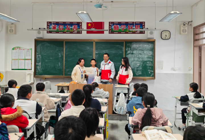 工作人员为周富强同学颁发“野生动物保护小先锋”荣誉证书。